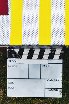 视频或电影制作工作室,用于拍摄视频或摄影作品和成套照片。专业的电影摄像和摄制组,为电影电视或网络广告制作电影场景。