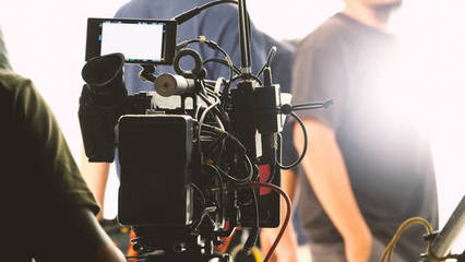 vdo 制作的低关键剪影照明幕后电影摄制组团队正在设置摄像头, 并设置拍摄和等待电影导演同意与显示器中的场景